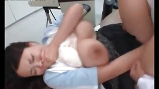 मोठ्या तळाशी असलेली बस्टी सोनेरी हॅडली विस्कारा तिची मांजर अपस्कर्ट दाखवते आणि चोदते