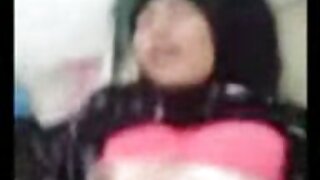 कामुक किशोर तिच्या उत्कट प्रियकराच्या हाताखाली विलाप करते