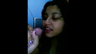 लूट आणि मादक श्यामला तिच्या BF च्या कडक आणि मोठे लिंग चालवते