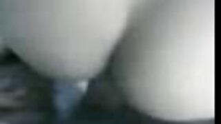 एंजेल केक्स मागून कडकपणे वाजतात