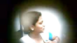 हळुवार सोनेरी स्वीटी बेरिनिस तिच्या मुलाचा फायदा घेते