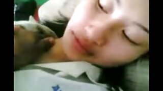 फ्लर्टी व्हाईट अंतर्वस्त्रातील गोड जपानी क्यूटी, Jav HQ द्वारे विचित्र सेक्स व्हिडिओमध्ये बेडवर बसून तिचे आकर्षण दाखवते.
