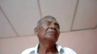 कारच्या हुडवर बुटी हलक्या केसांच्या बाळासह अप्रतिम डॉगी शैलीचे संभोग