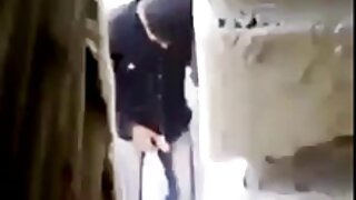 खडबडीत कावळ्याच्या केसांची सुंदरता टेरेसवर वाफळलेल्या बीजेसह तिच्या किंकी साथीला आनंदित करते