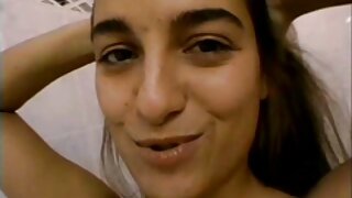 हॉर्नी चिक पोझ 69 मध्ये जीभ फक आणि ब्लोजॉब घेते