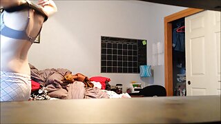 उत्तेजित श्यामला किशोर जांभळ्या डिल्डोसह हस्तमैथुन करते
