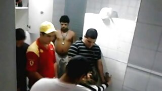 वक्र आशियाई मिल्फला बिछान्यात छेडणे आणि बोटे मारणे आवडते