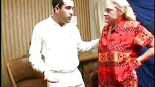 अंथरुणावर मजबूत पांढरी डिक चालवणारी गडद कातडीची गोंडस एन्जेपीस हसत आहे
