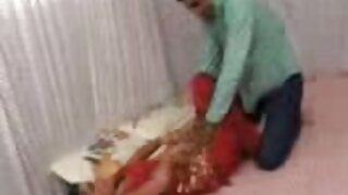 एका सुंदर आशियाई मध सॅली चॅनसाठी दोन मोठे जुने कॉक