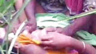 छान गाढव असलेला बस्टी मिल्फ़ चार्ली चेस स्तनांसह खेळतो आणि टिटजॉब देतो