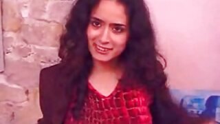 लेगी गोरी केसांच्या क्युटीला तिच्या मांजरीवर विविध शैलींमध्ये हल्ला होतो