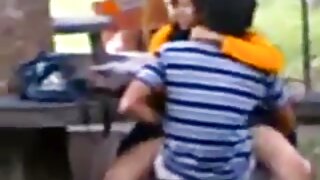 सडपातळ शरीरासह स्लटी कॅनेडियन चिक एमी ली तिच्या मांजरीला बाहेर चोदते