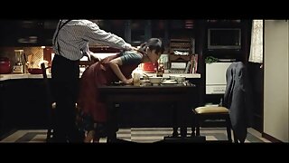 मिनी ड्रेसमध्ये लेगी डम्पी श्यामला विचित्र माणसाला मोहित करते