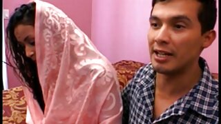 गलिच्छ गोरा वेश्या हेली स्कॉटला दोन काळ्या मित्रांद्वारे तोंडी अत्याचार करणे आवडते