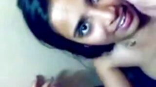 वेबकॅमेर्‍यावर बूटिलिशियस स्लट्स स्ट्रिपटीज त्यांचे स्तन दाखवत आहेत